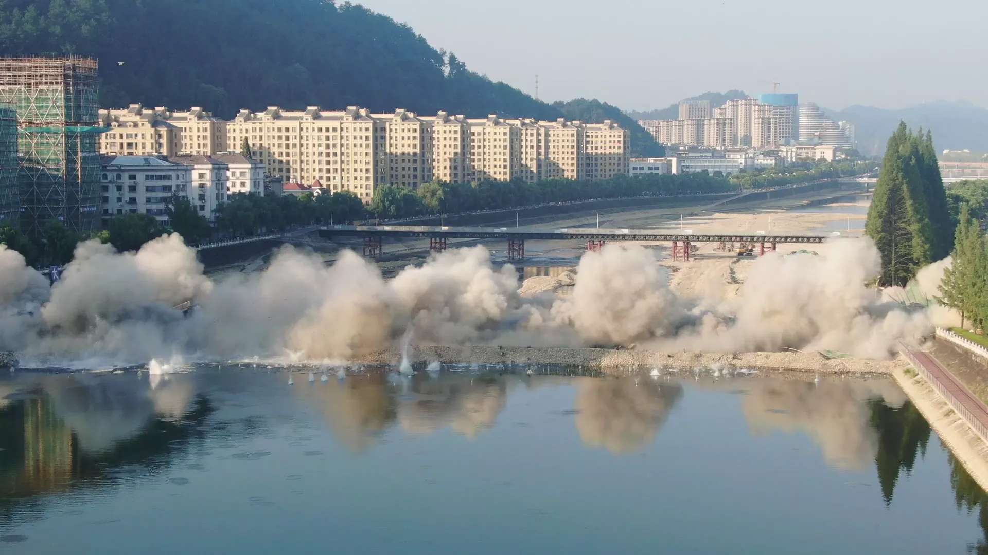 Blasting demolition of Qinjiang Bridge