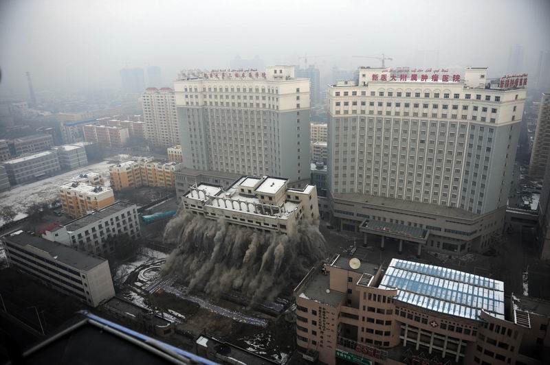 Blasting demolition of Xinjiang Cancer Hospital