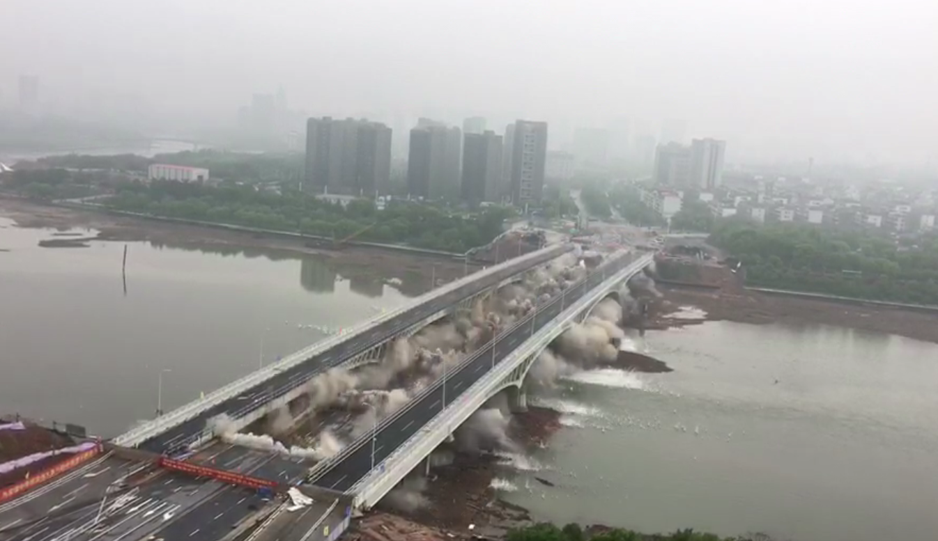 Blasting demolition of the old Xi&rsquo;anmen Bridge in Quzhou