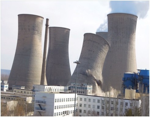Blasting demolition of the 100‑meter cooling tower at Yuanbaoshan Power Plant in Inner Mongolia